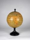 Anonym Weltkugelspiel. Puzzle-Globus aus Holz von 38 Teilen.